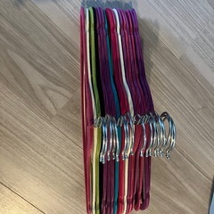 カラフルなハンガー　連結フック付　17本の画像