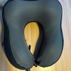 【美品】ネックピロー（旅行用）一回のみ使用！ 収納袋付きの画像