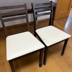 【差し上げます！】ダイニングテーブルと椅子二脚の画像