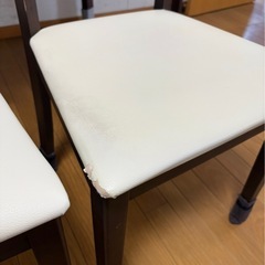 【差し上げます！】ダイニングテーブルと椅子二脚の画像