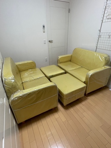 黄色いソファーとオットマン各2セット