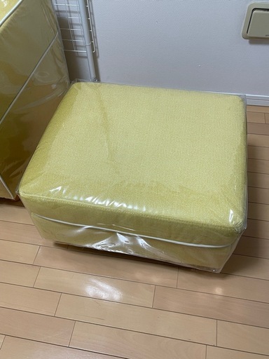 黄色いソファーとオットマン各2セット