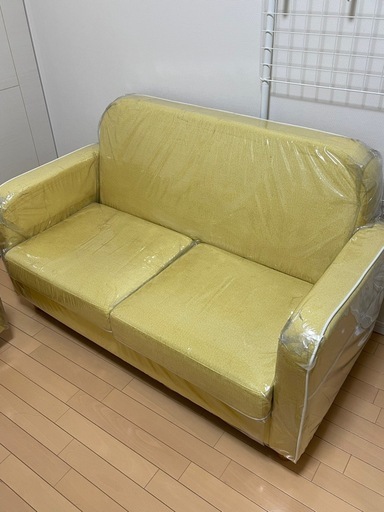 黄色いソファーとオットマン各2セット