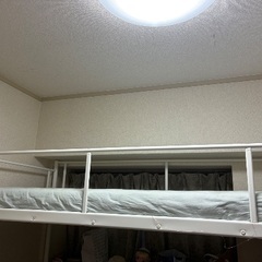 IKEAのパイプベッド　組み立て済みの画像