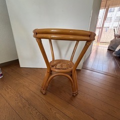 籐のサイドテーブルの画像