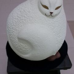 猫の置物　陶製の画像