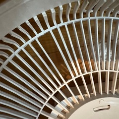 【ジャンク品】1万円くらいした扇風機 羽なし 網
割れありの画像