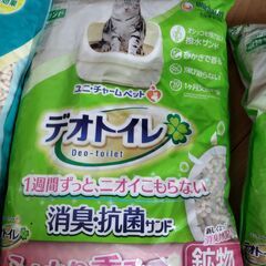 【未使用】デオトイレ 猫砂 鉱物タイプ（3.8L×2個）＋ラクラクサンド（4L×1個）の画像
