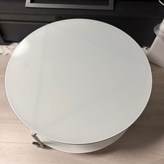 白テーブル　円形の画像