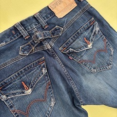 EDWINの人気シリーズ「401XVS」✨ バックベルト付きのヴィンテージスタイルで、後ろ姿もかっこいい一本👖 オレンジステッチがアクセントになっています！ サイズは36インチ（メンズL〜XL相当）。 色落ちの風合いもよく、秋冬コーデにぴったり🍁 ガレージフリマで現物チェックも大歓迎です🙌の画像