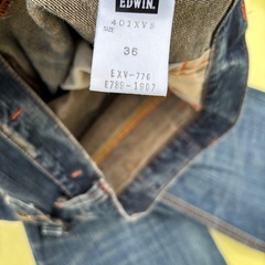 EDWINの人気シリーズ「401XVS」✨ バックベルト付きのヴィンテージスタイルで、後ろ姿もかっこいい一本👖 オレンジステッチがアクセントになっています！ サイズは36インチ（メンズL〜XL相当）。 色落ちの風合いもよく、秋冬コーデにぴったり🍁 ガレージフリマで現物チェックも大歓迎です🙌の画像