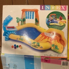 知育玩具andプール　の画像