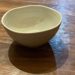 白の深皿 細かい傷はあり 丸皿の画像