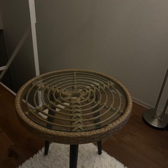 【美品】ラタン調+ガラス天板のサイドテーブルの画像