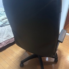 デスク用のキャスター付き椅子です。の画像