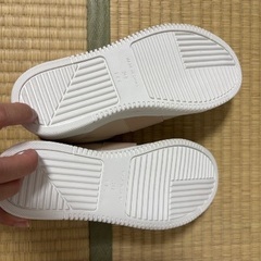 新品　キラキラチャーム付き厚底スニーカー　24cmの画像