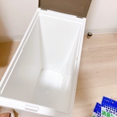 【10/6•7引き取れる方限定】20L蓋付きゴミ箱（おまけ付き）の画像