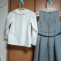 130サイズ キッズ女児向けブラウスとチェック柄ドレスのセットの画像
