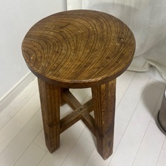 アンティークのスツールの画像