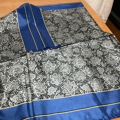 ナイロン地っぽい布（花柄　黒青）の画像