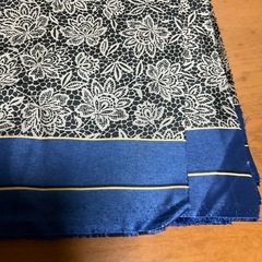 ナイロン地っぽい布（花柄　黒青）の画像