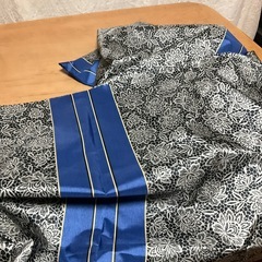 ナイロン地っぽい布（花柄　黒青）の画像
