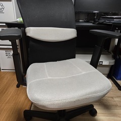 机、モニター、いす椅子の画像