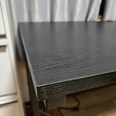 机、モニター、いす椅子の画像
