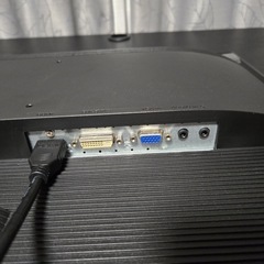机、モニター、いす椅子の画像