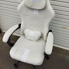 ゲーミングチェア（ベージュ）本来オットマンが付いてるはずが部品欠品で無い品です　未使用品の画像
