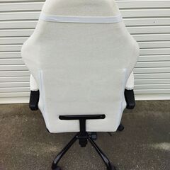ゲーミングチェア（ベージュ）本来オットマンが付いてるはずが部品欠品で無い品です　未使用品の画像