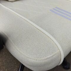 ゲーミングチェア（ベージュ）本来オットマンが付いてるはずが部品欠品で無い品です　未使用品の画像