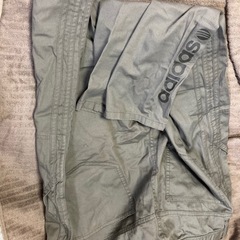 アディダス 八分パンツ カーキ色の画像