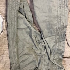 アディダス 八分パンツ カーキ色の画像