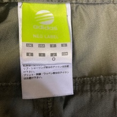 アディダス 八分パンツ カーキ色の画像