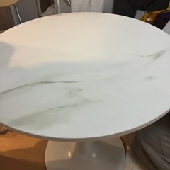 丸テーブルの画像