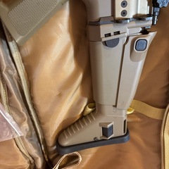 次世代電動ガン SCAR-L CQCタンカラー マガジン3本付きの画像