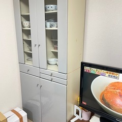 収納たっぷりの食器棚の画像