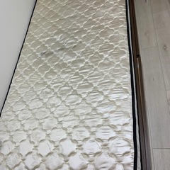 ベッドフレームとマットレスの画像