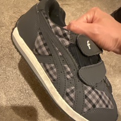スニーカー　アシックス × familiar 18.5センチ　靴の画像