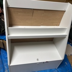 白色子供用本棚の画像
