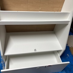 白色子供用本棚の画像