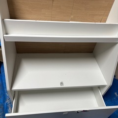 白色子供用本棚の画像