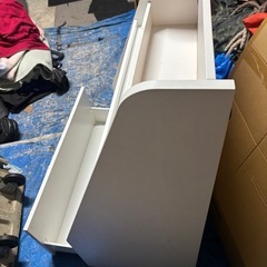 白色子供用本棚の画像
