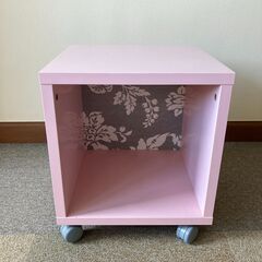 ★★IKEA KONSMO ベッドサイドテーブル★★の画像