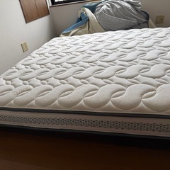 クイーンサイズベッド&マットレスの画像