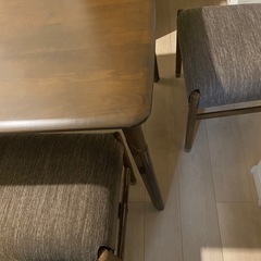 テーブル椅子セットの画像