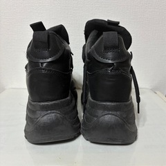 厚いすにスニーカーの画像