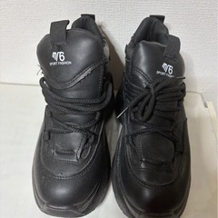 厚いすにスニーカーの画像