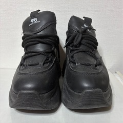 厚いすにスニーカーの画像